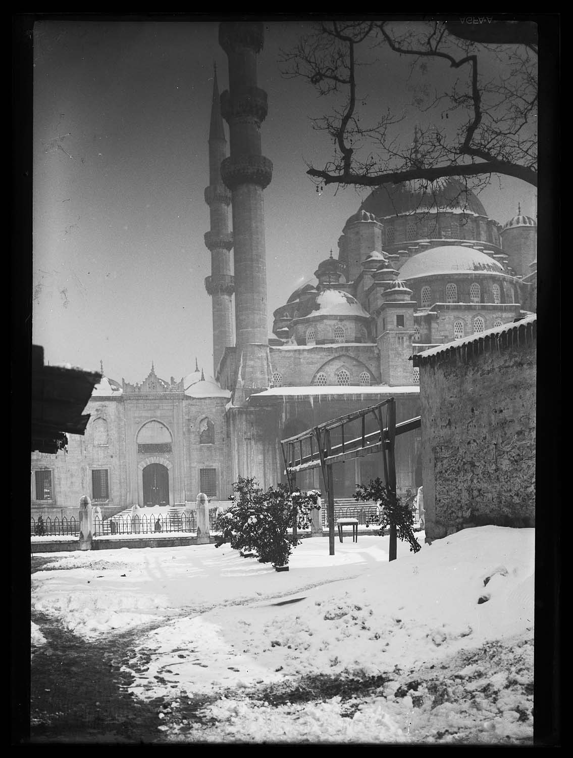 Extérieur de la mosquée sous la neige